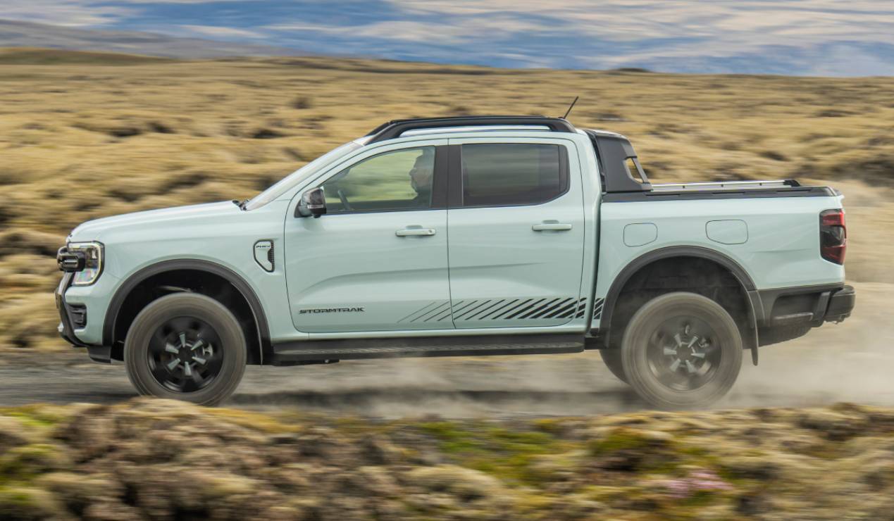 Ford Ranger Stormtrak PHEV perfil