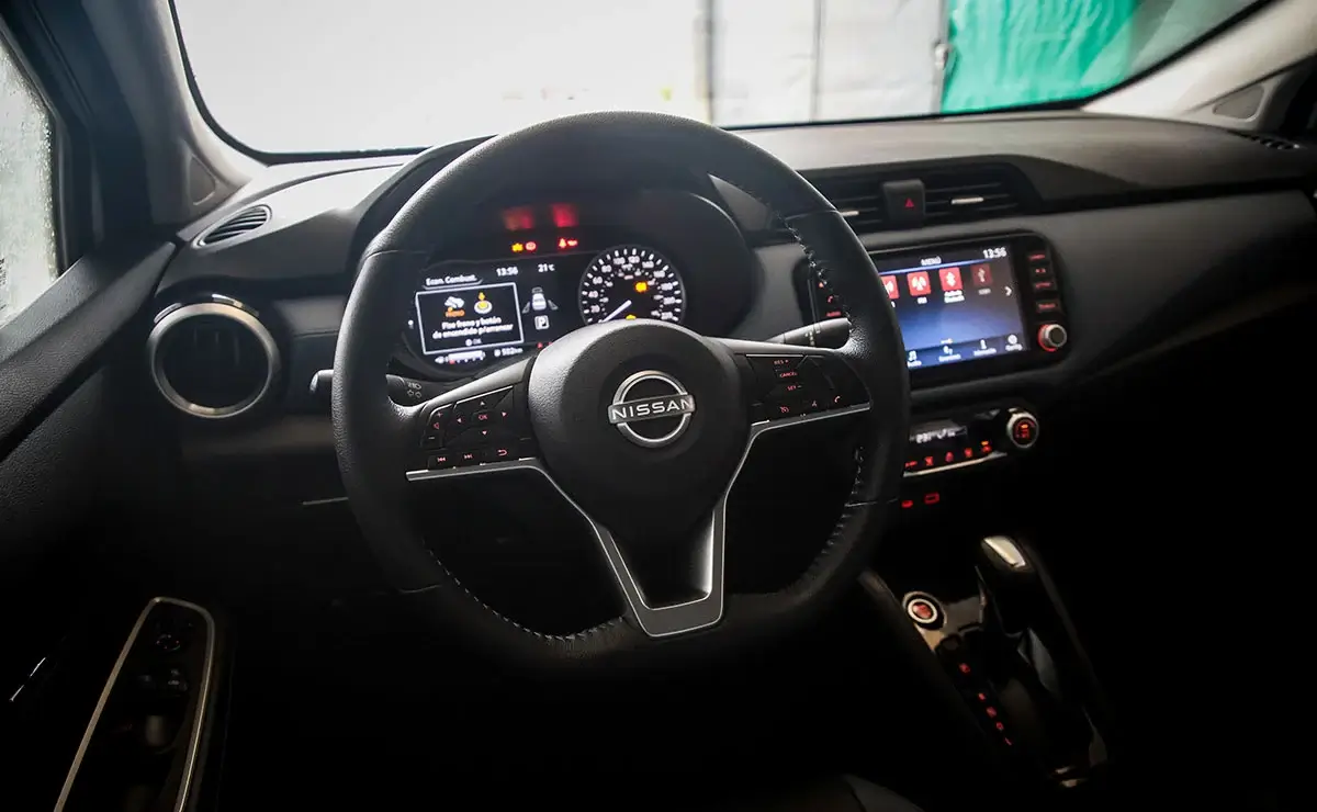 Interior de un Nissan Versa