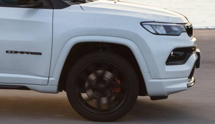 272 CV, tracción 4x4 y look deportivo: se presentó una nueva versión del Jeep Compass 1 Jeep Compass Blackhawk teaser