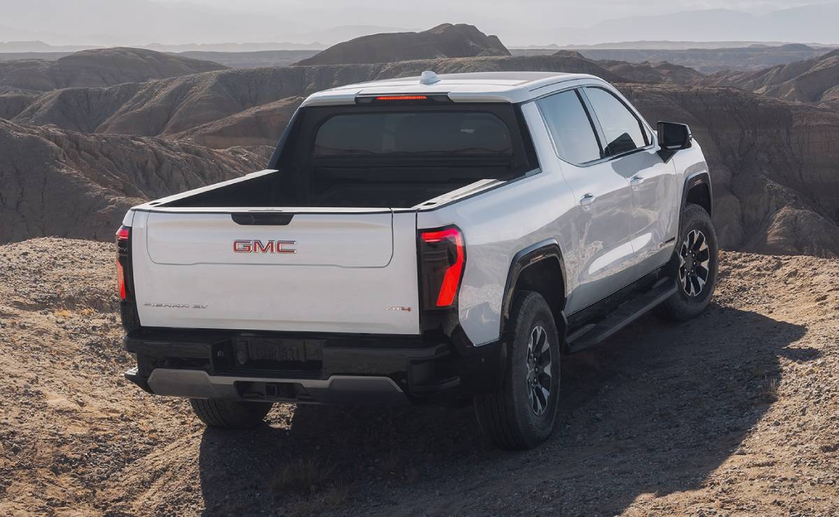 Pick up GMC Sierra EV 2026 trasera