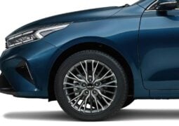 Sedan Kia Cerato llanta
