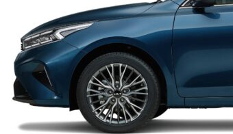 Sedan Kia Cerato llanta