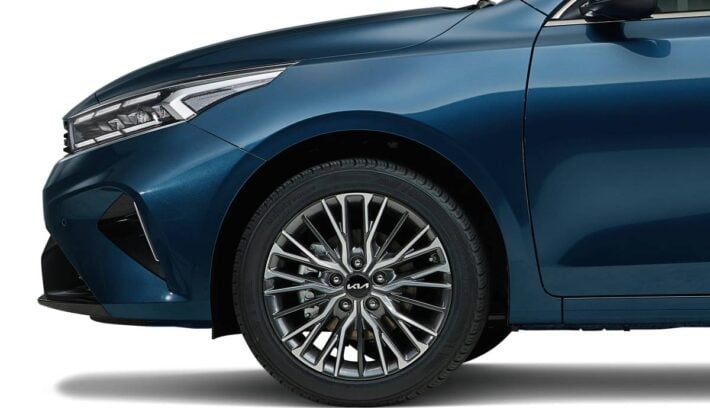 El sedán que es una alternativa al Toyota Corolla por precio y prestaciones: cuál es y cuánto vale 1 Sedan Kia Cerato llanta