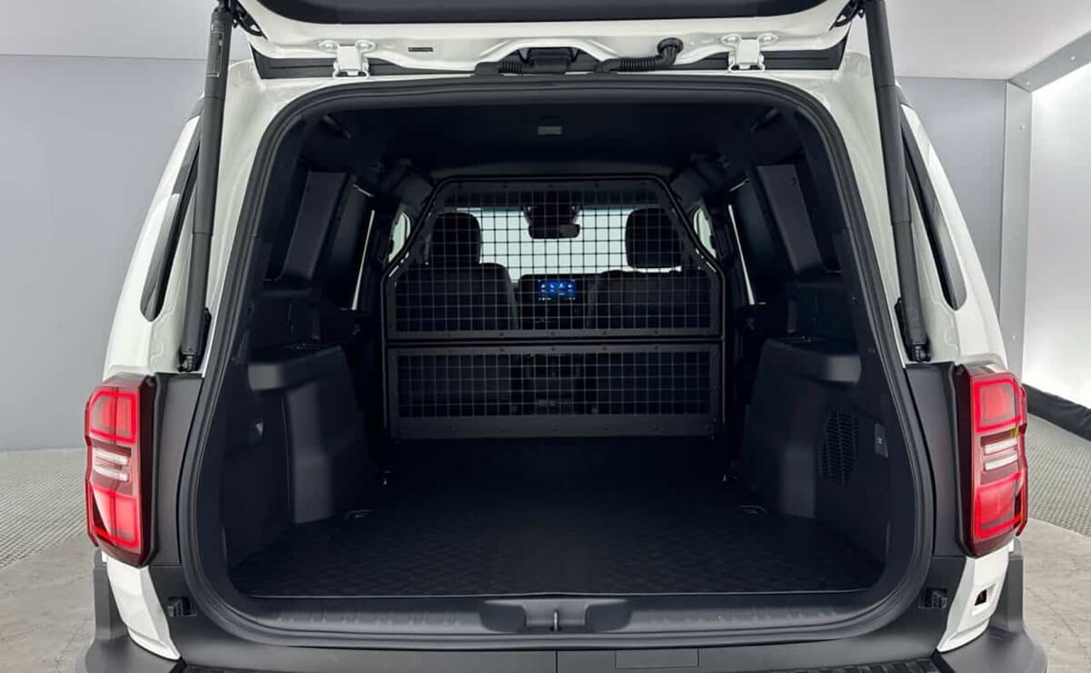 Toyota Land Cruiser comercial carga e interior