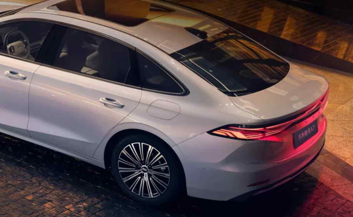 geely galaxy a7 sedan rival toyota camry (1)