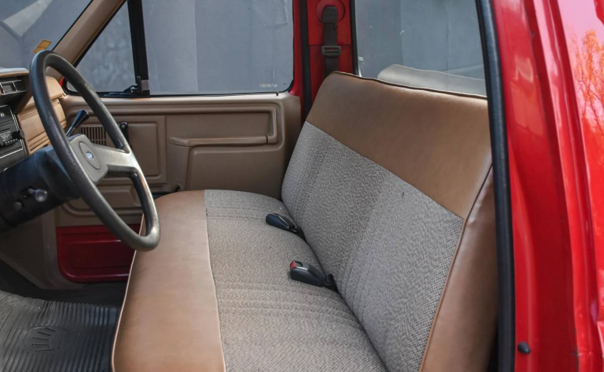 Ford F 100 1988 interior
