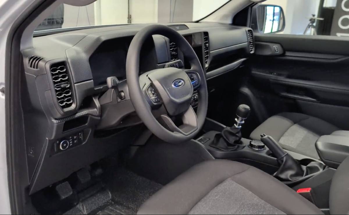 Ford Ranger Cabina Simple interior 1