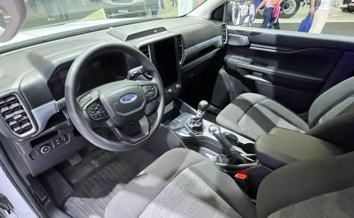 Ford Ranger cabina simple interior