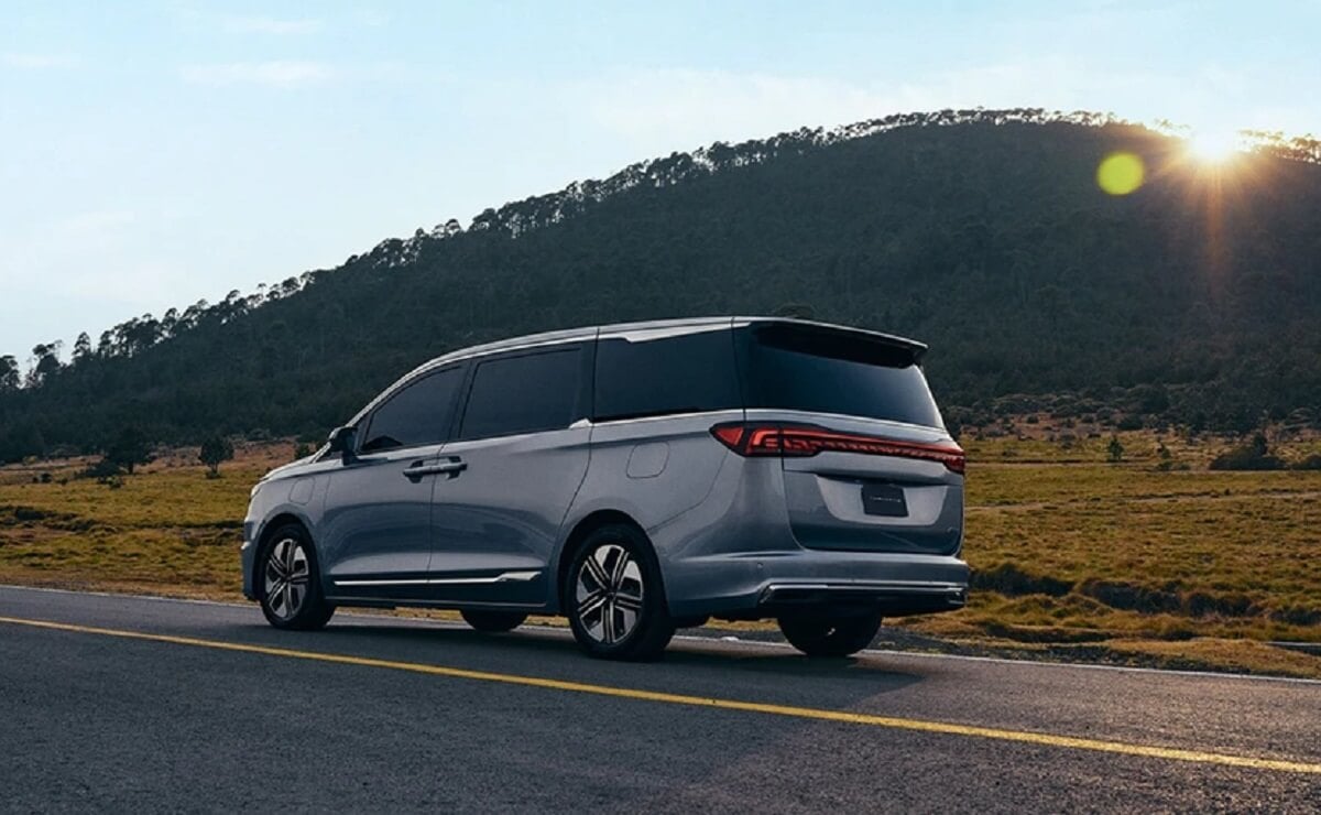 JAC Traveler PHEV 2026 perfil