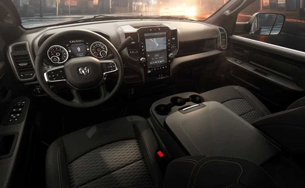 RAM 2500 Warlock y Black Express interior