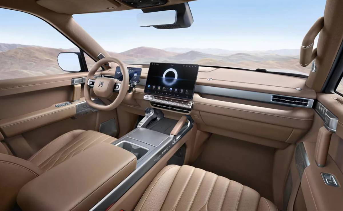 SUV M Hero M817 interior