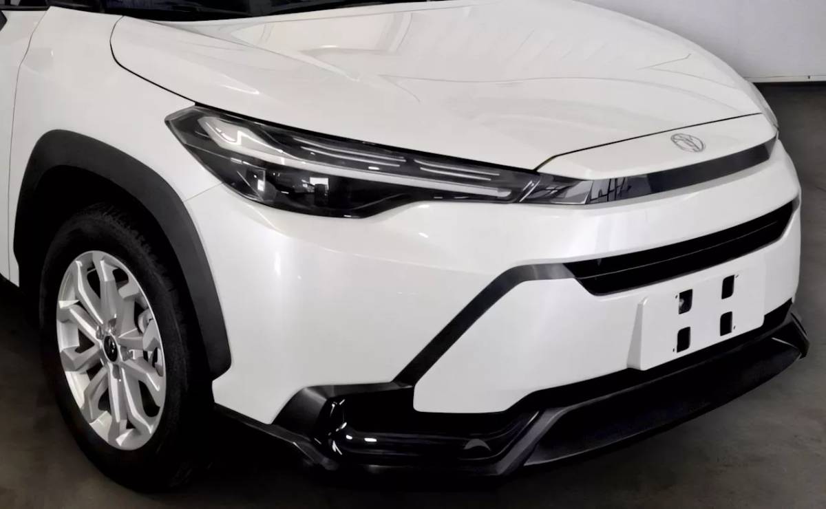 Toyota Corolla Cross Frontlander teaser