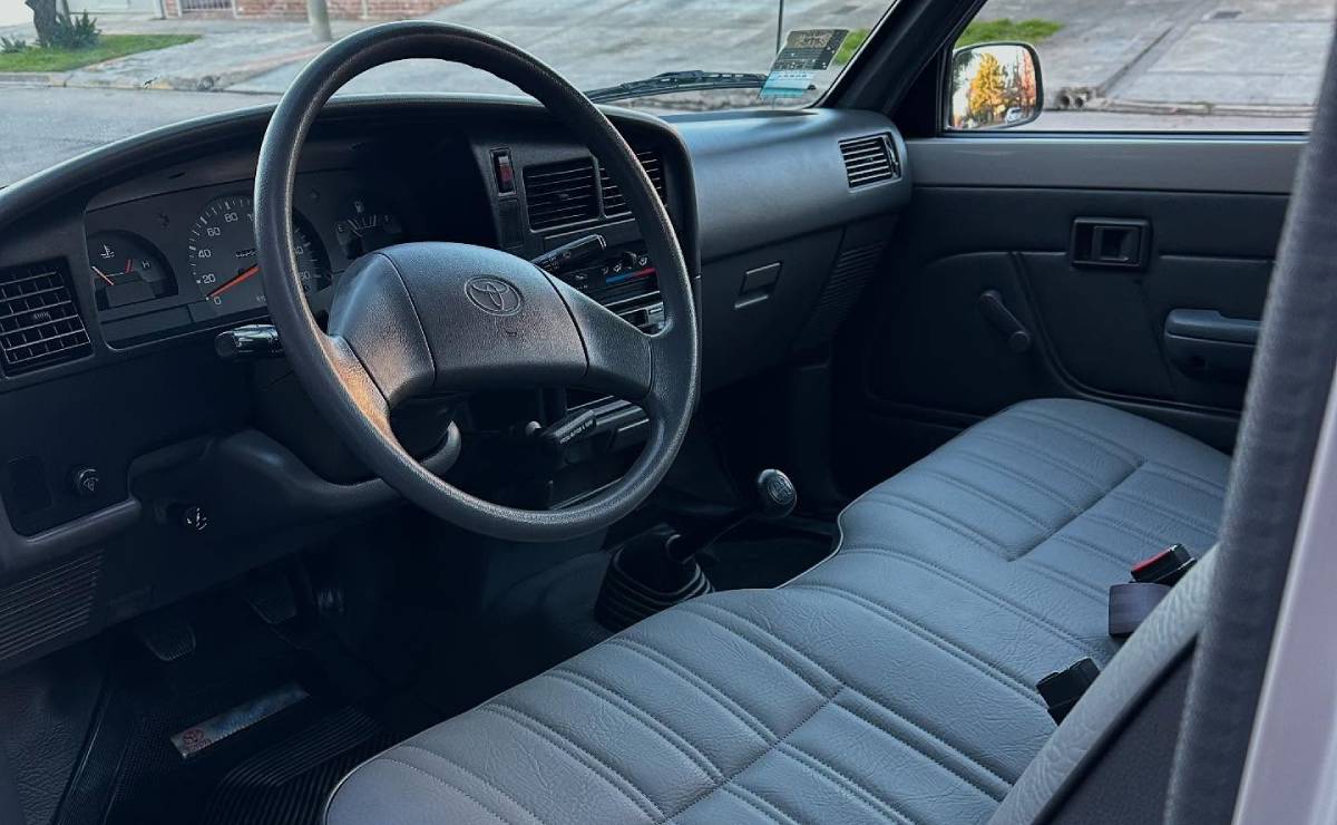 Toyota Hilux 2000 interior 1
