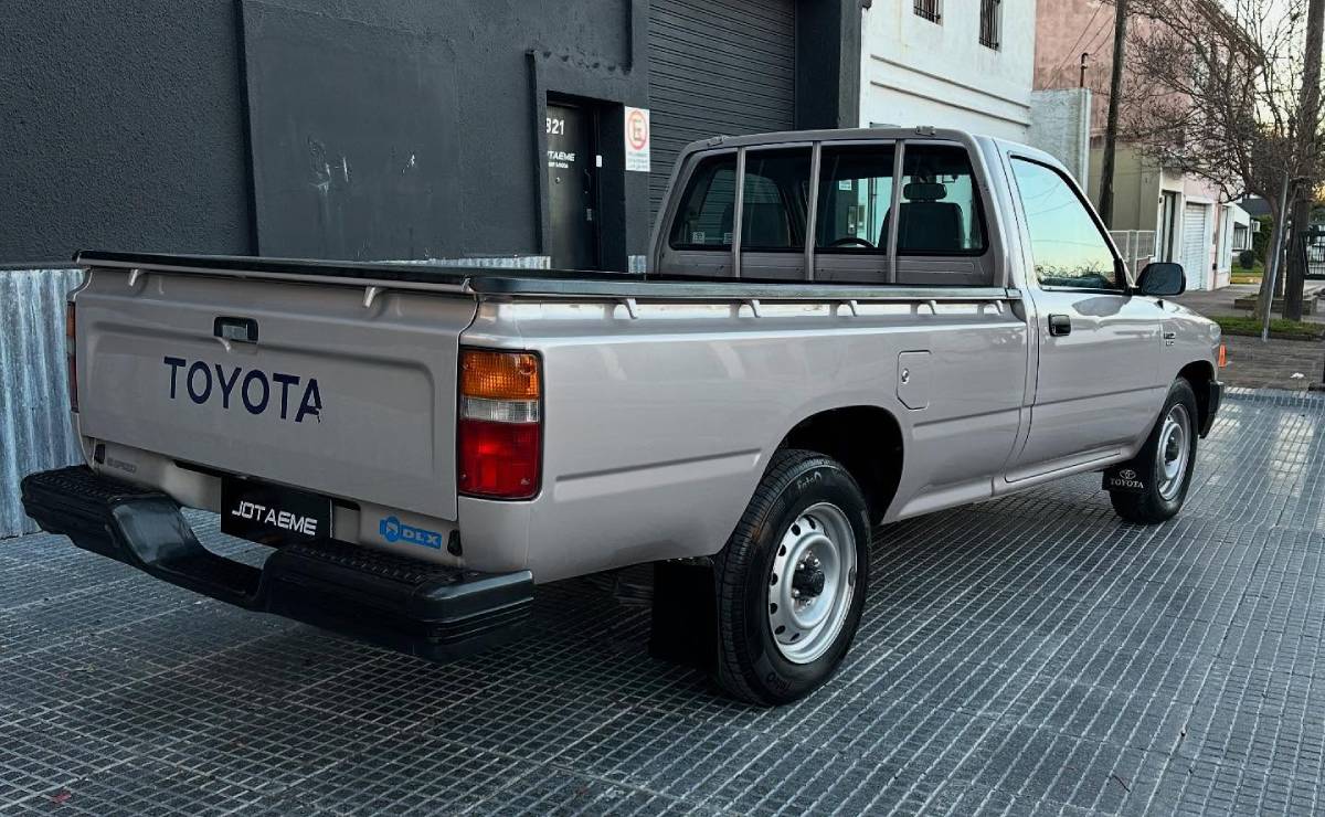 Toyota Hilux 2000 trasera 1
