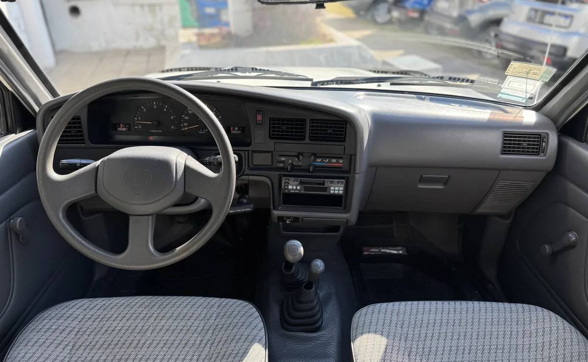Toyota Hilux 2001 interior