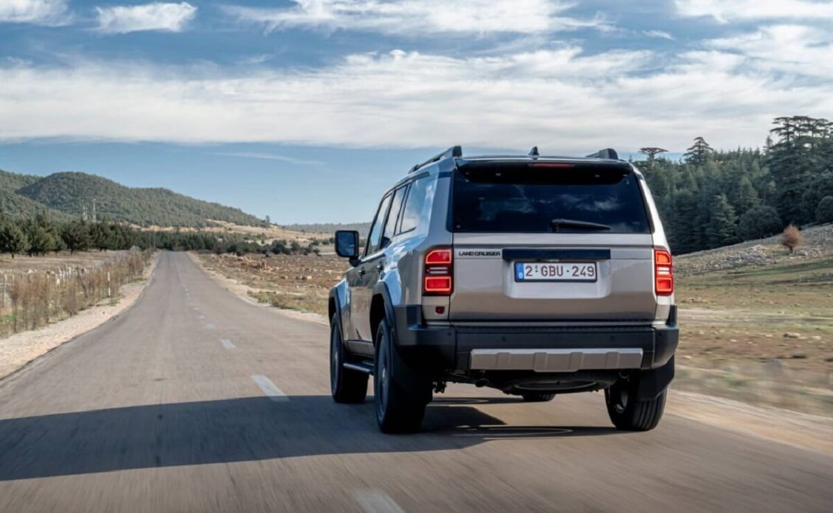 Toyota Land Cruiser Mild Hybrid parte trasera