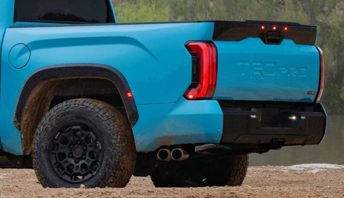 Toyota actualizó su pick up más grande: todos los cambios y mejoras de la línea 2026 1 Toyota Tundra 2026 teaser cola
