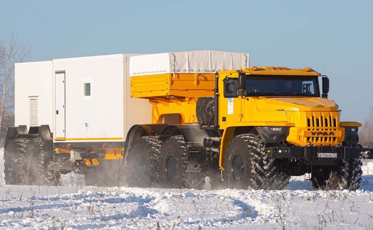 camion artico con ruedas gigantes ural 10x10 1