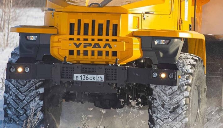 camion artico con ruedas gigantes ural 10x10 2
