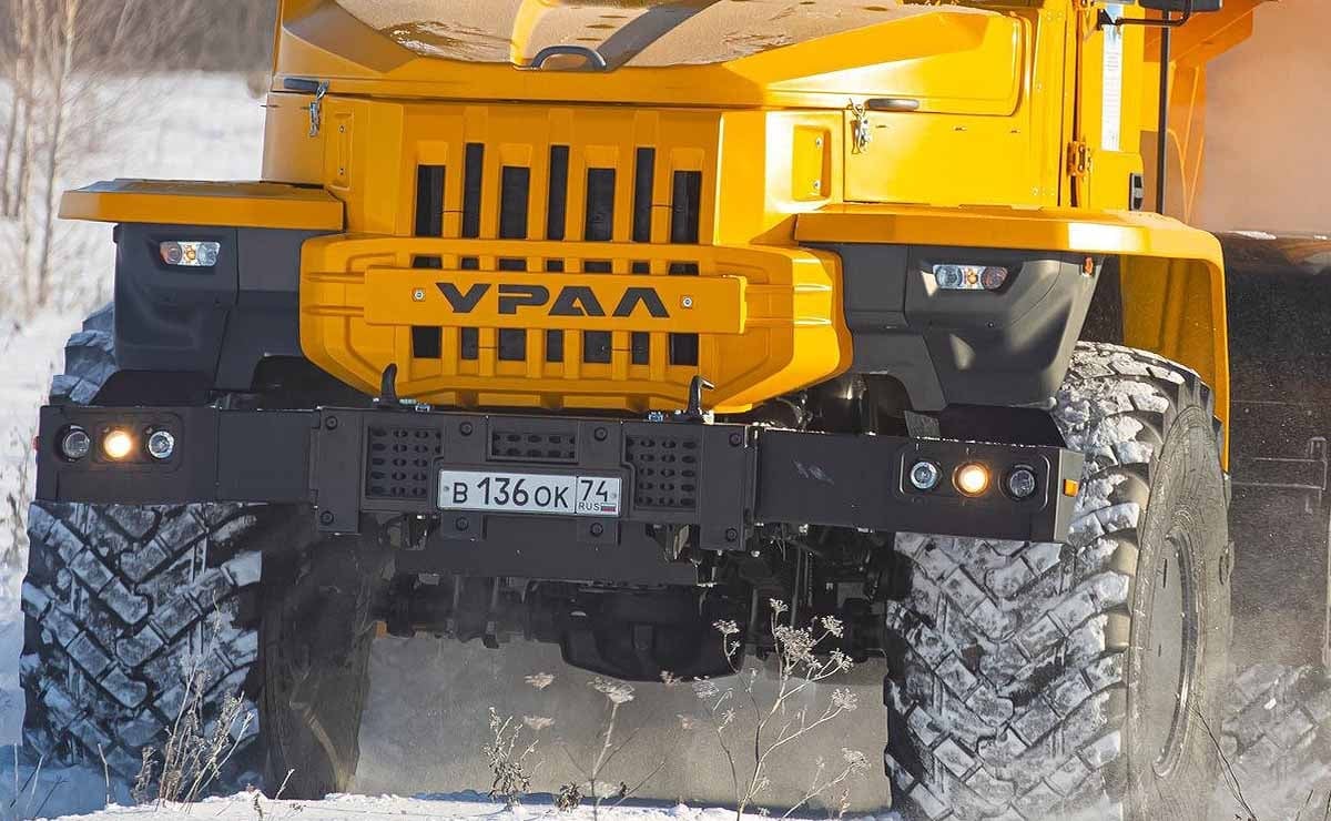 camion artico con ruedas gigantes ural 10x10 2