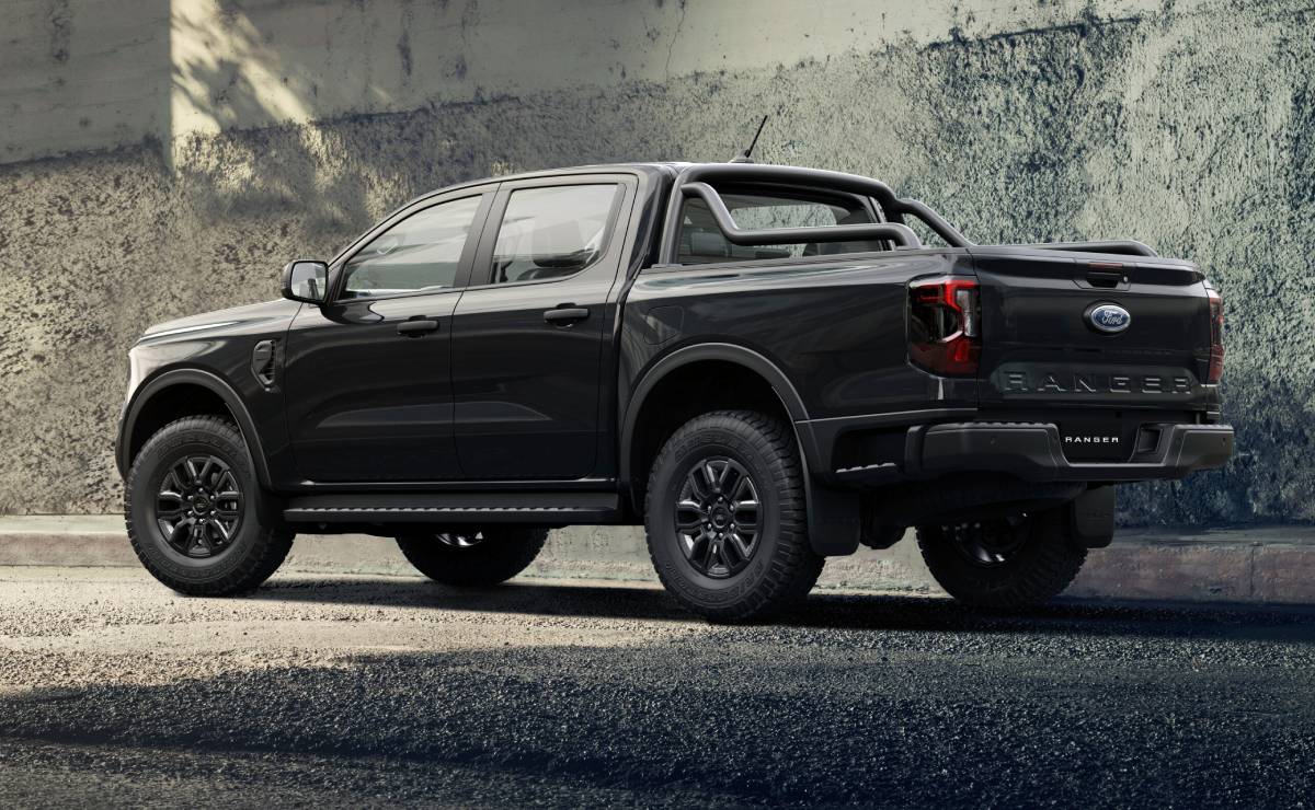 Ford Ranger Black Edition trasera 1