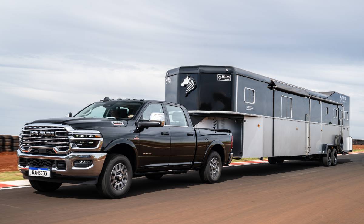 RAM 3500 2026 Longhorn accion