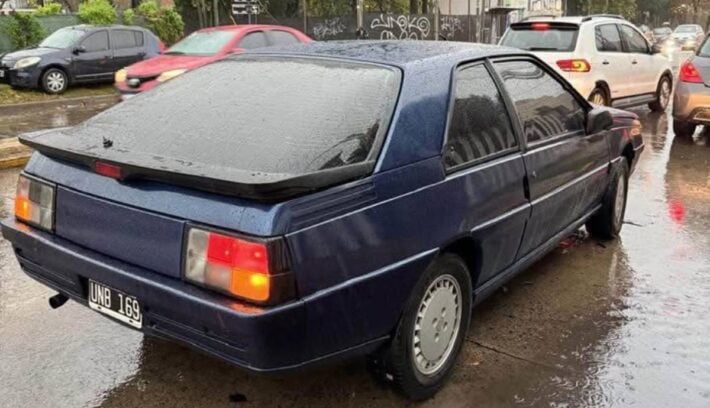 Se vende una Renault Fuego de 1992 que estuvo años guardada en un garage: en qué estado se encuentra 1 Renault Fuego 1992 trasera
