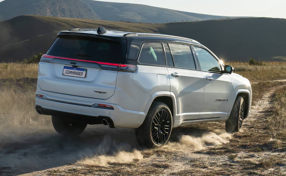 SUV Jeep Commander 2026 accion trasera