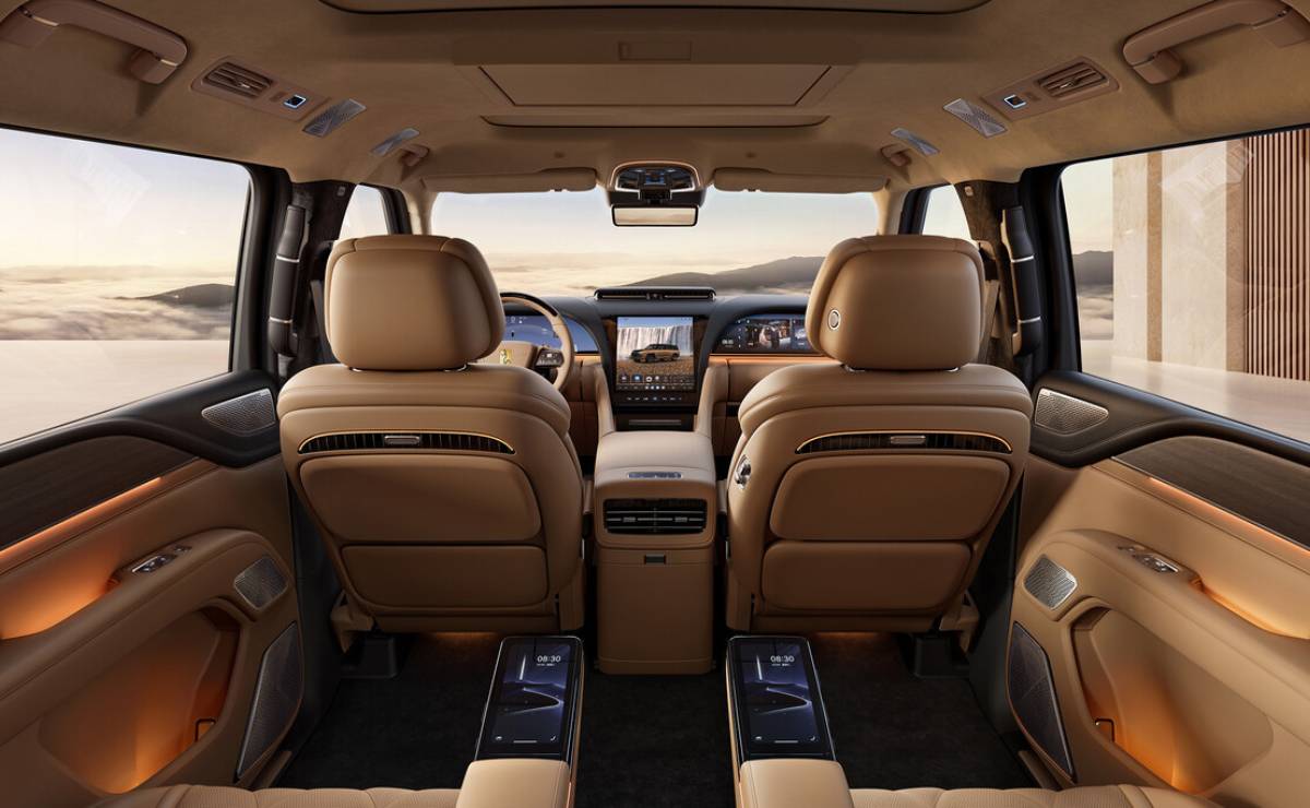 SUV Yangwang U8L interior