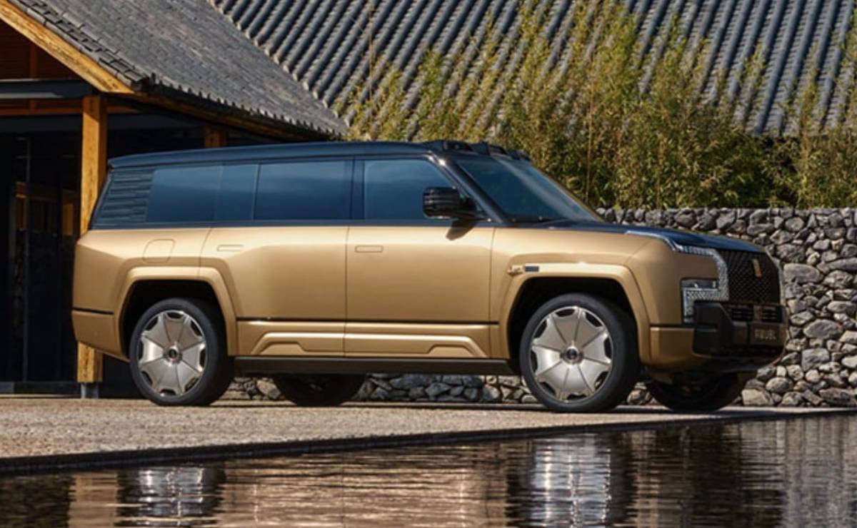 SUV Yangwang U8L perfil