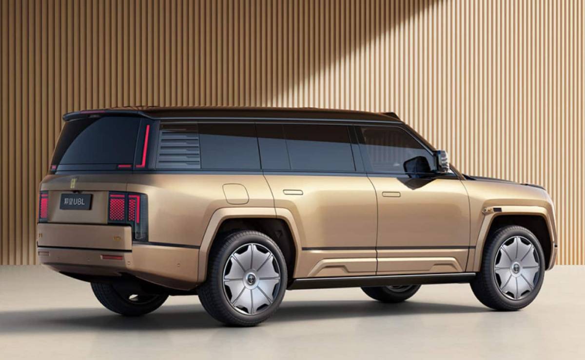 SUV Yangwang U8L trasera