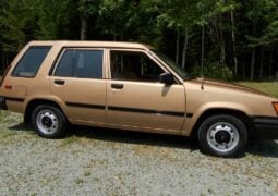 Sedan Toyota Tercel perfil