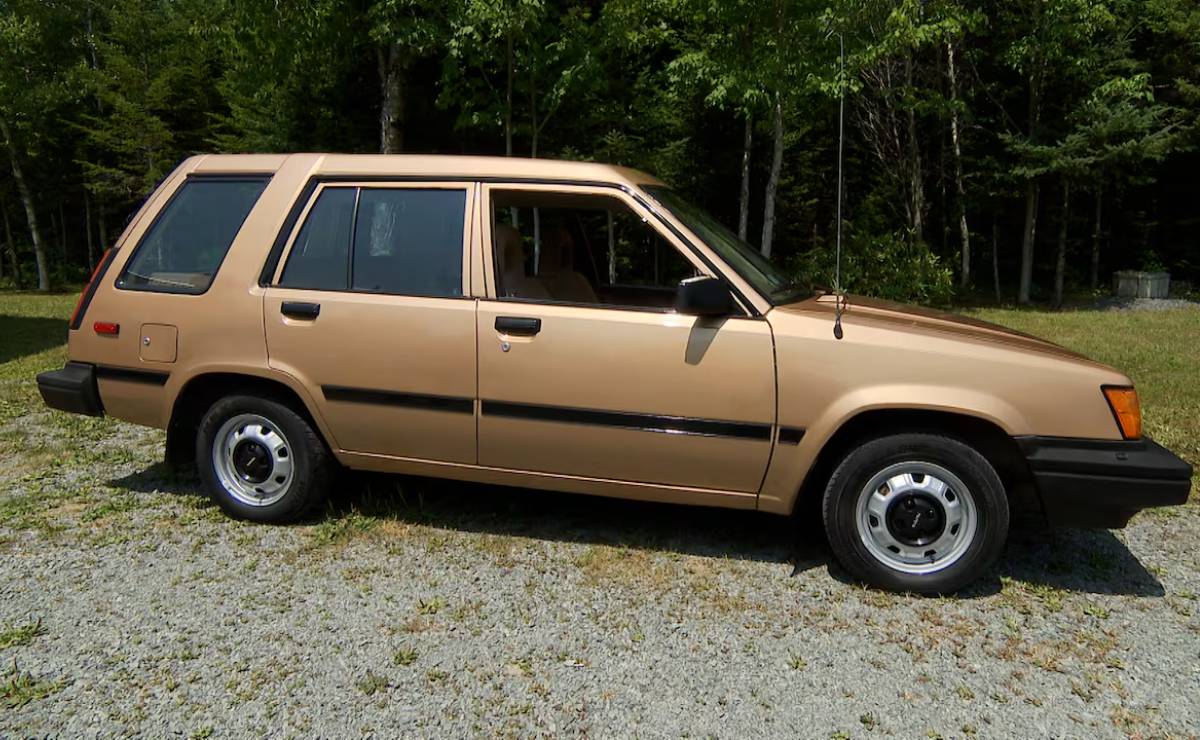 Sedan Toyota Tercel perfil