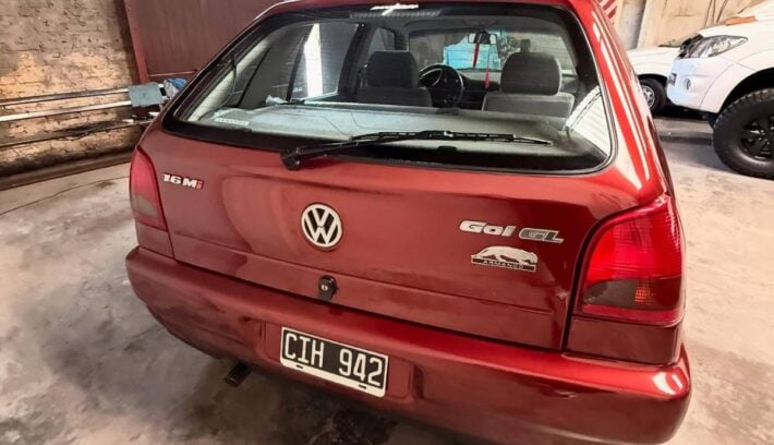 Un Volkswagen Gol usado del 98 a precio de Passat: está impecable y casi 0km 1 Volkswagen Gol 1998 cola