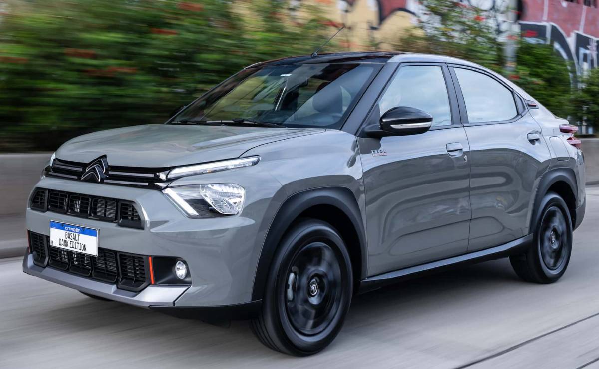Citroen Basalt Black Edition accion