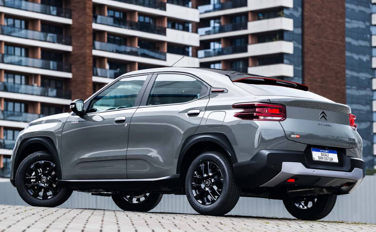 Citroen Basalt Black Edition trasera