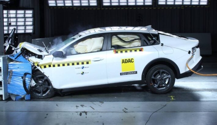 El sedán que compite contra Nissan Sentra y sorprendió en las pruebas de choque 1 Kia K4 pruebas de choque
