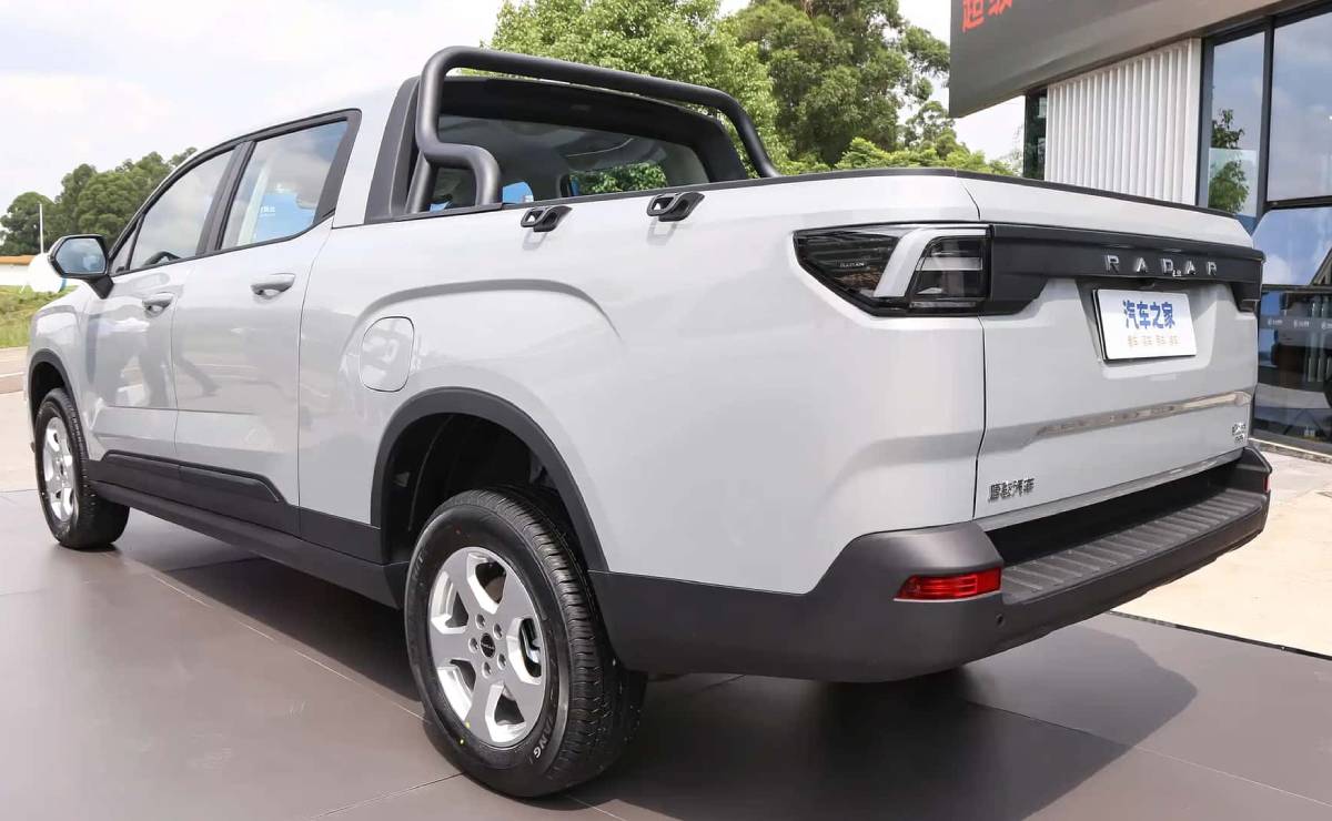 Pick up Geely RD6 trasera
