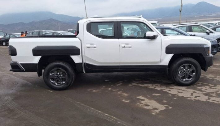 Compite en el segmento de Hilux y Ranger con el diseño más polémico: llegó una nueva pick up a la región 1 Pick up Kia Tasman perfil 3