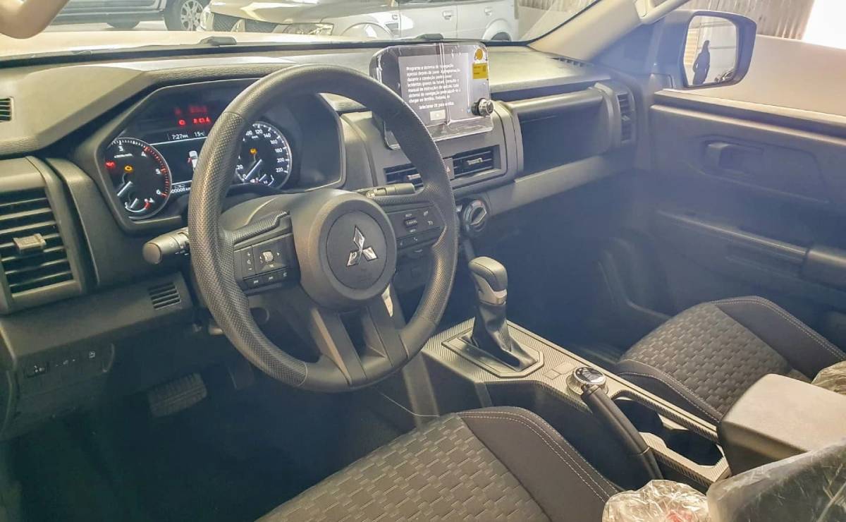 Pick up Mitsubishi Triton GL interior