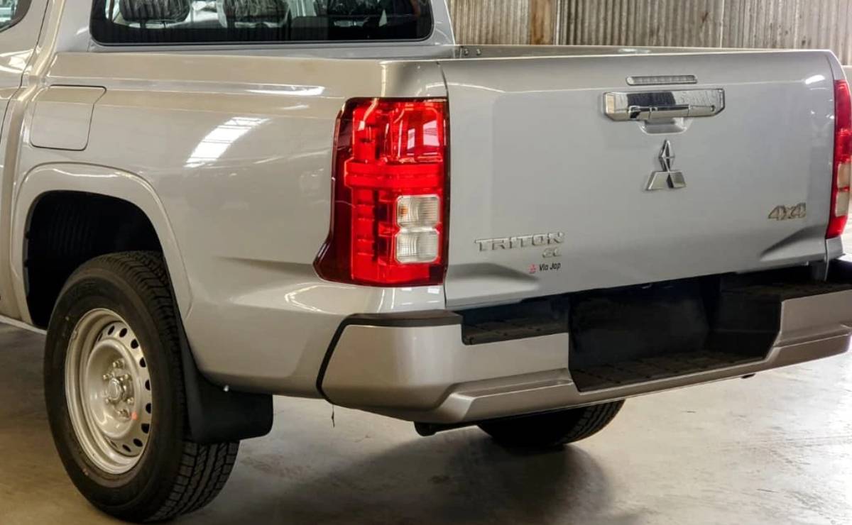 Pick up Mitsubishi Triton GL teaser