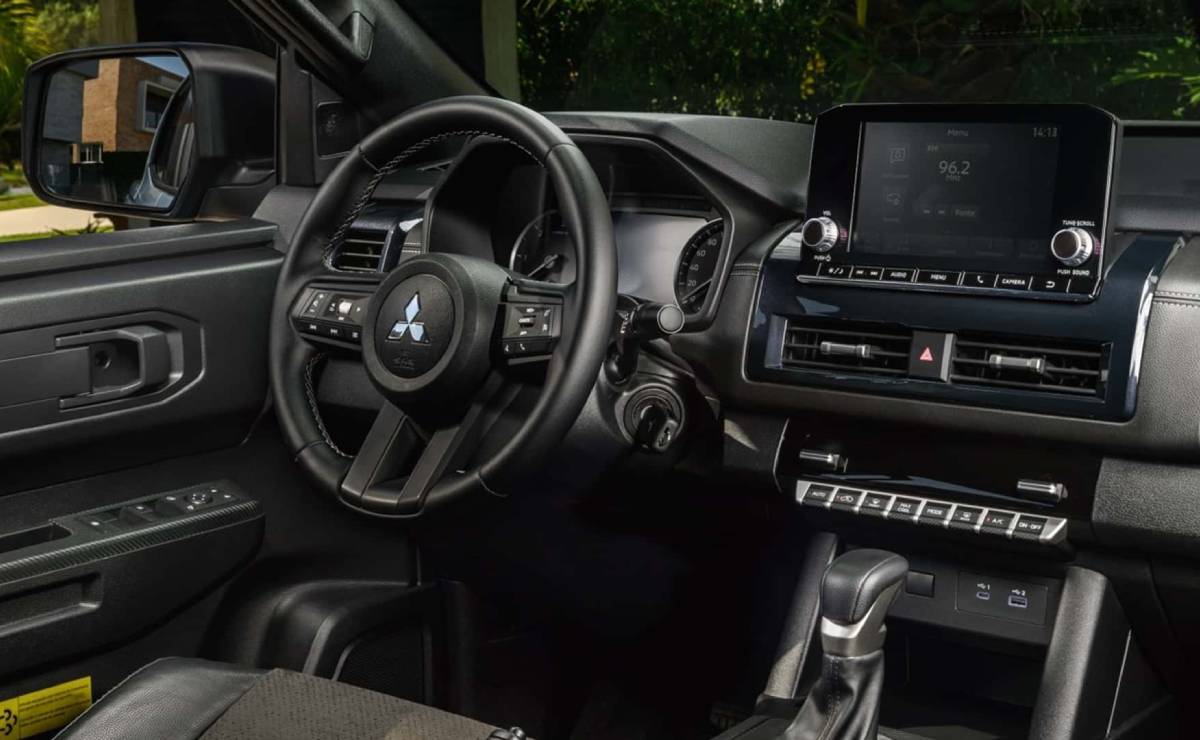 Pick up Mitsubishi Triton Tarmac interior