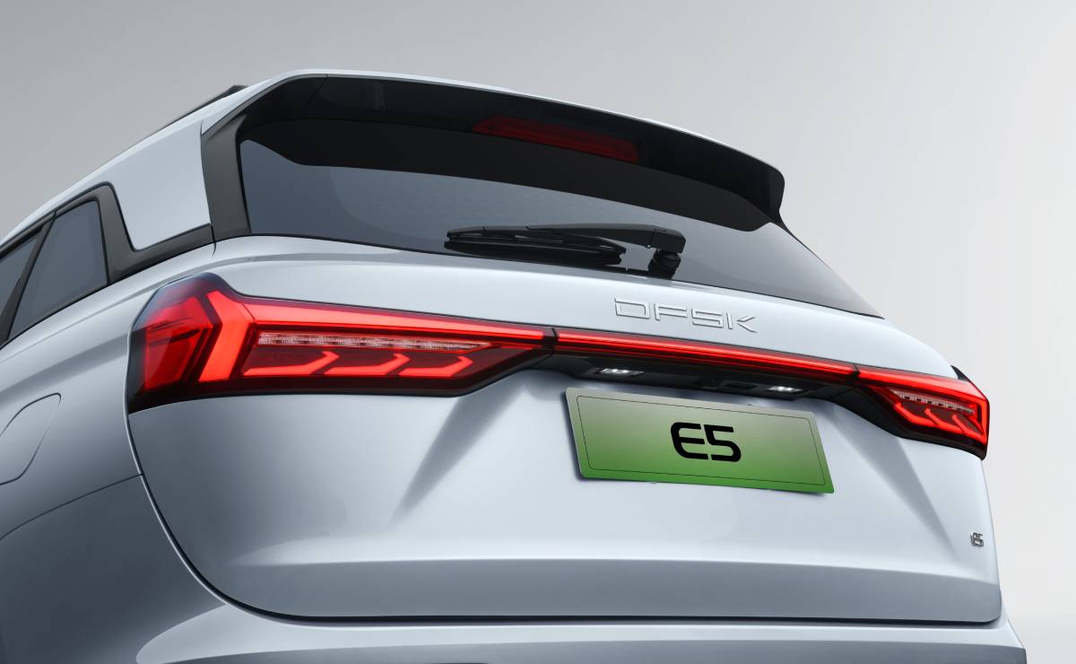 SUV DFSK E5 trasera