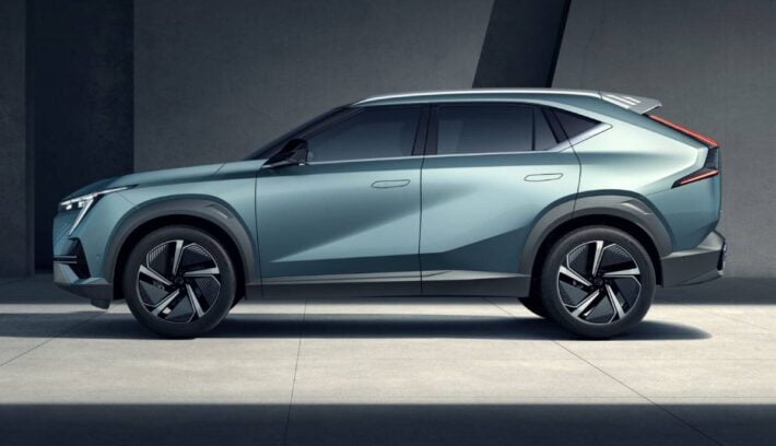 El nuevo SUV con tamaño de Toyota RAV4 y precio de Corolla Cross: cuándo llega y en qué se destaca 1 SUV GAC Emkoo perfil