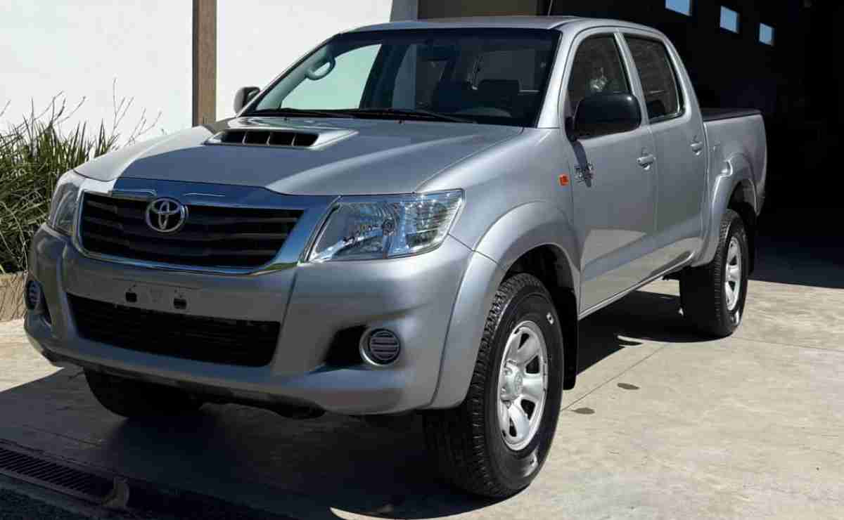 Toyota Hilux DX (1)