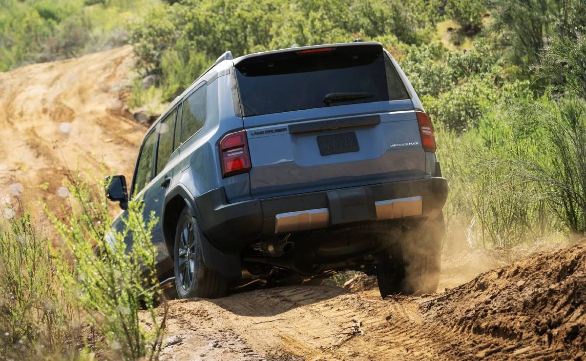 Toyota Land Cruiser 2026 accion barro