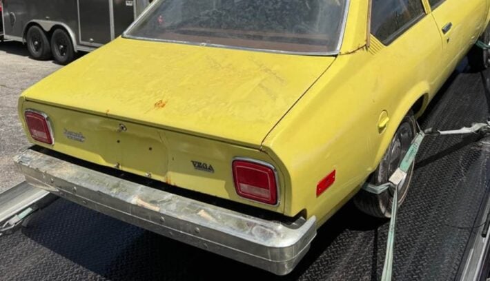 Este Chevrolet fue encontrado después de estar 50 años enterrado y su estado es increíble 1 Chevrolet Vega