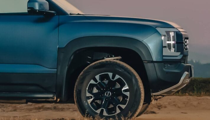 En 2026 llegará una nueva pick up del segmento de Toyota Hilux con tres motores y 437 CV 1 BYD Shark perfil llanta