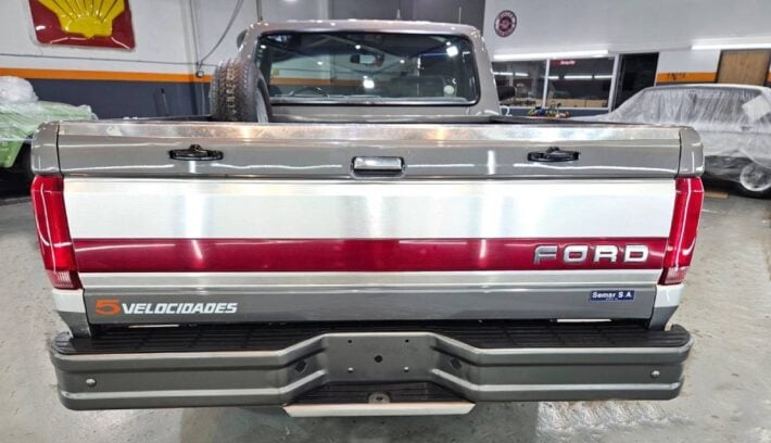 Es de 1992 y tiene menos de 23.000 km: encuentran una Ford F-100 que estuvo guardada por más de 15 años 1 Ford F 100 1992 cola