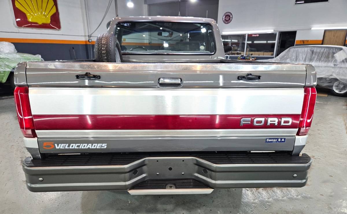 Es de 1992 y tiene menos de 23.000 km: encuentran una Ford F-100 que estuvo guardada por más de 15 años 1 Ford F 100 1992 cola